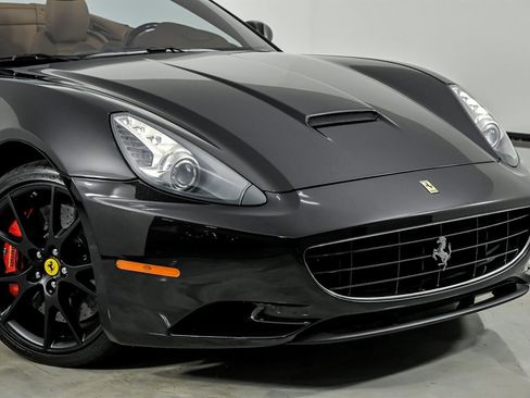 Used 2010 Ferrari California RWD image 3