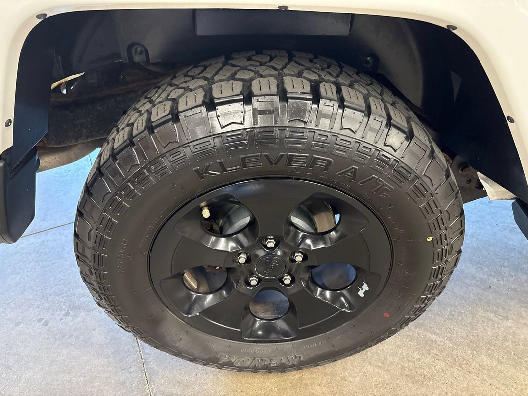 Used 2015 Jeep Wrangler Unlimited Sahara w/ Connectivity Group AWD/4WD image 30