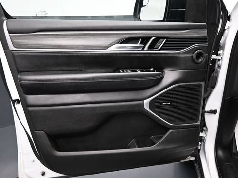 Used 2024 Jeep Wagoneer L Series II w/ Flexible Seating Group AWD/4WD image 10