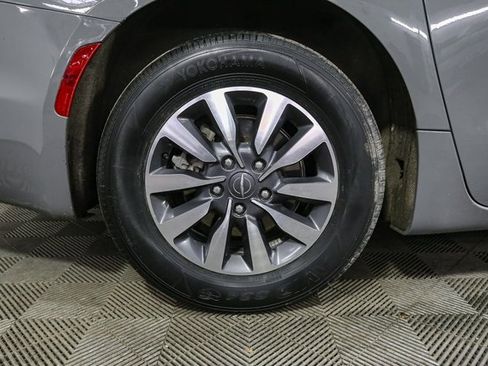 Used 2021 Chrysler Pacifica Touring-L image 16