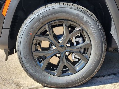 New 2025 Jeep Grand Cherokee L Altitude image 7