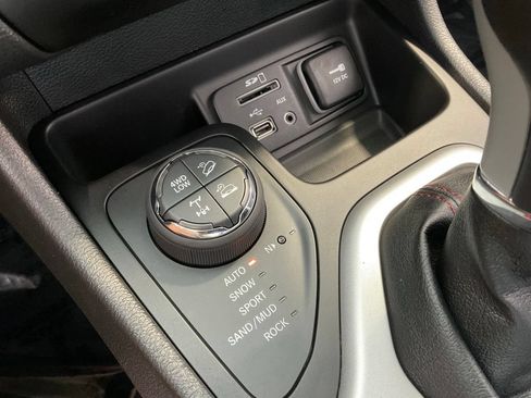 Used 2018 Jeep Cherokee Trailhawk AWD/4WD image 17