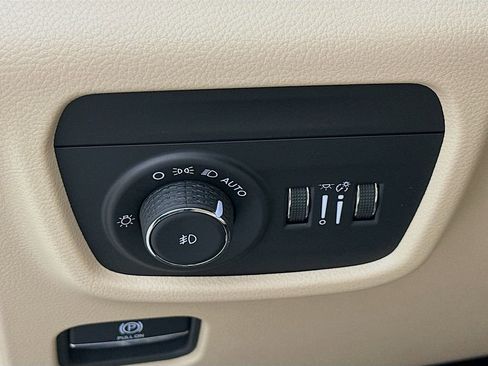 Certified 2025 Jeep Grand Cherokee Limited w/ Luxury Tech Group II image 18