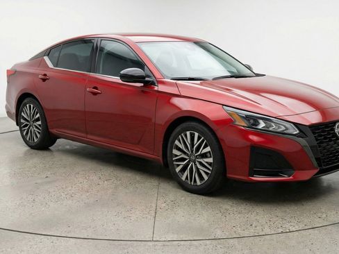 Used 2025 Nissan Altima 2.5 SV image 1