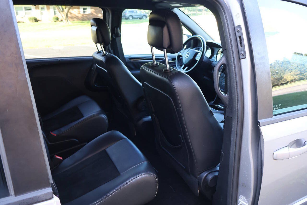 Used 2016 Dodge Grand Caravan SXT FWD image 24