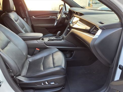 Used 2022 Cadillac XT6 Premium Luxury image 9