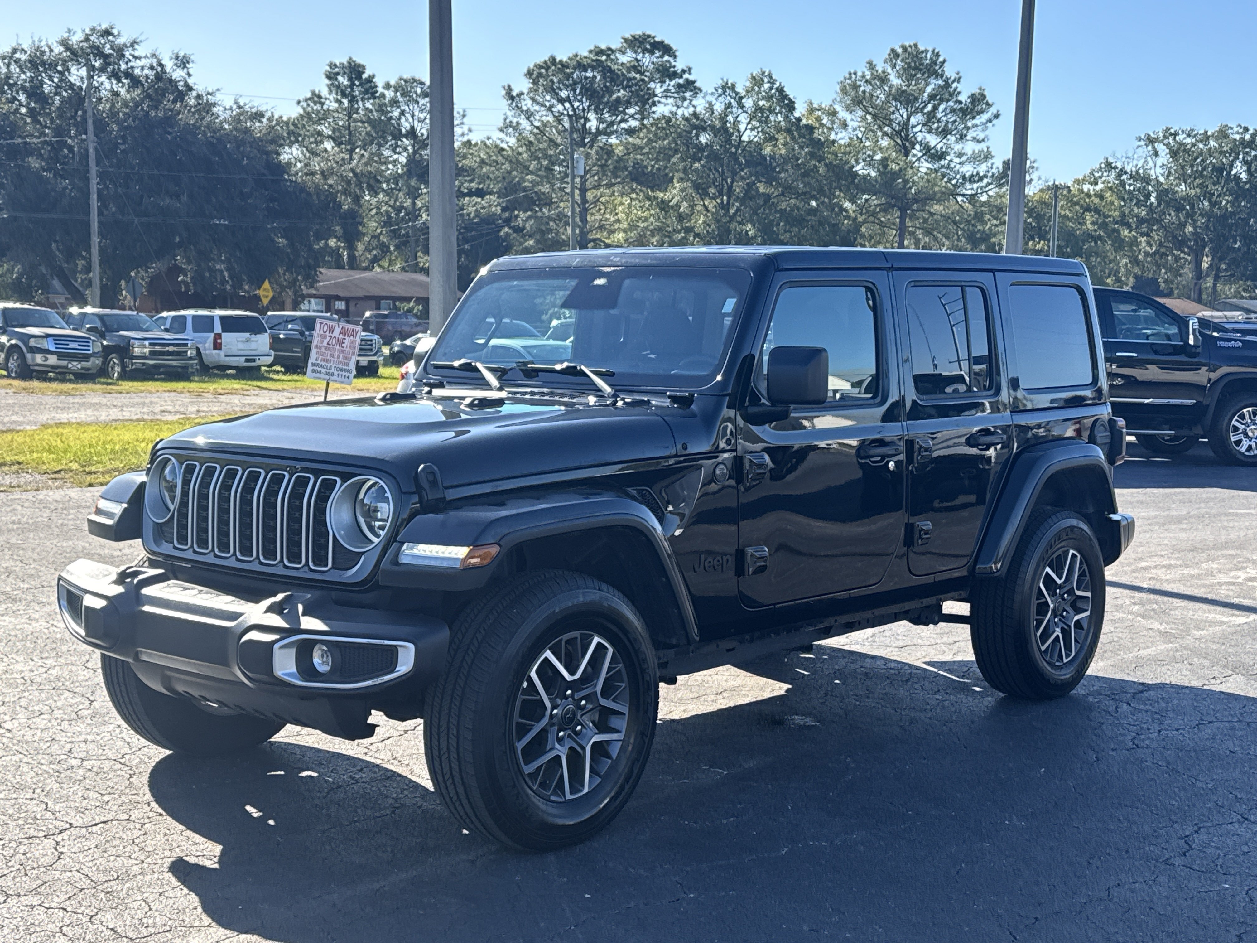 Used 2025 Jeep Wrangler Unlimited Sahara AWD/4WD image 5