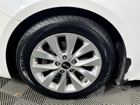 Used 2018 Kia Optima LX w/ 17" Alloy Wheels Package image 29