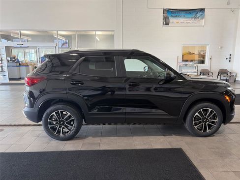 New 2026 Chevrolet TrailBlazer LT w/ LT Cold Weather Package FWD image 2