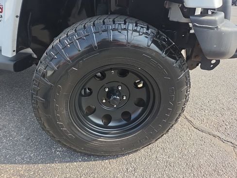 Used 2012 Jeep Wrangler Unlimited Sahara image 8