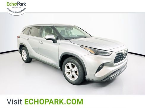 Used 2024 Toyota Highlander LE image 1