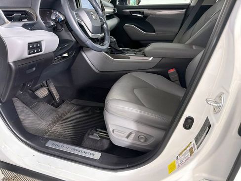 Used 2022 Toyota Highlander Limited FWD image 11