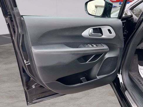 Used 2025 Chrysler Pacifica Limited image 10