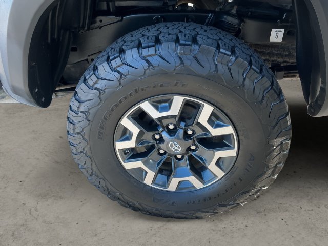 Used 2020 Toyota Tacoma TRD Off-Road w/ Technology Package AWD/4WD image 9