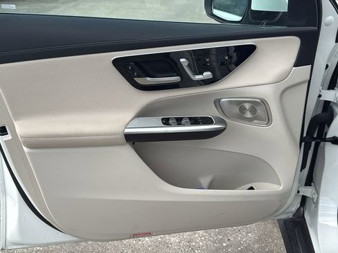 Used 2024 Mercedes-Benz GLC 300 4MATIC image 5