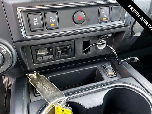 Used 2018 Nissan Titan SV w/ SV Convenience Package image 15