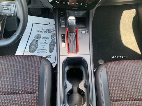 Used 2025 Nissan Kicks SR FWD image 17