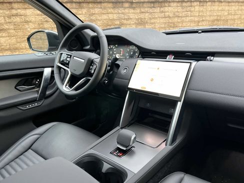 Used 2025 Land Rover Discovery Sport Dynamic SE image 11