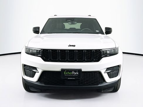 Used 2023 Jeep Grand Cherokee Altitude image 2