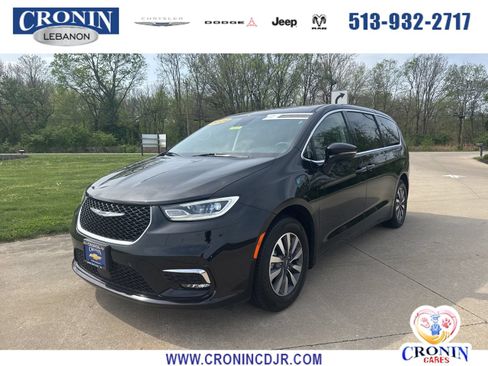 Used 2024 Chrysler Pacifica Limited FWD image 1