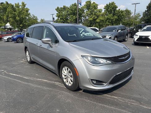 Used 2017 Chrysler Pacifica Touring-L FWD image 5
