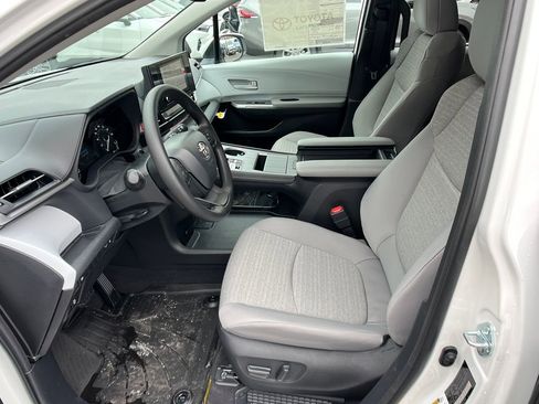 New 2026 Toyota Sienna LE image 9