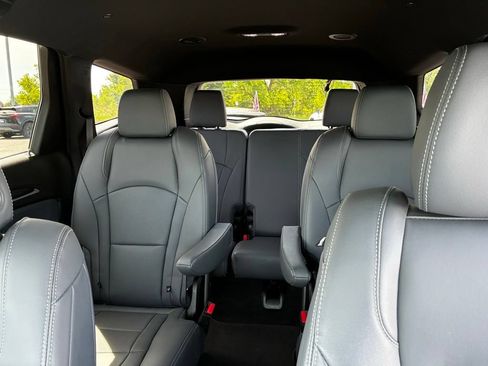 Used 2023 Buick Enclave Essence AWD/4WD image 36