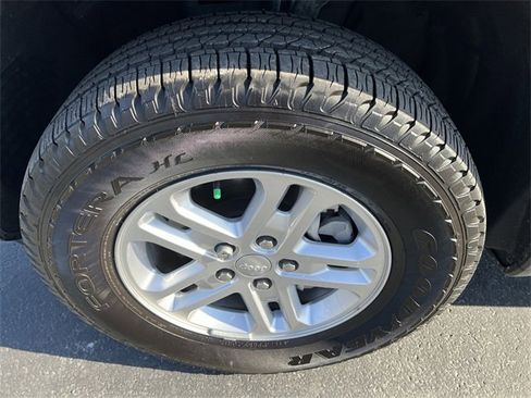 Used 2025 Jeep Grand Cherokee Laredo image 17