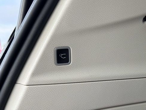 Used 2023 Chrysler Pacifica Touring-L image 12