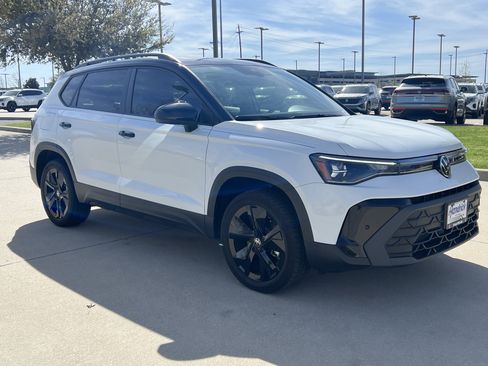 Used 2025 Volkswagen Taos SE image 2