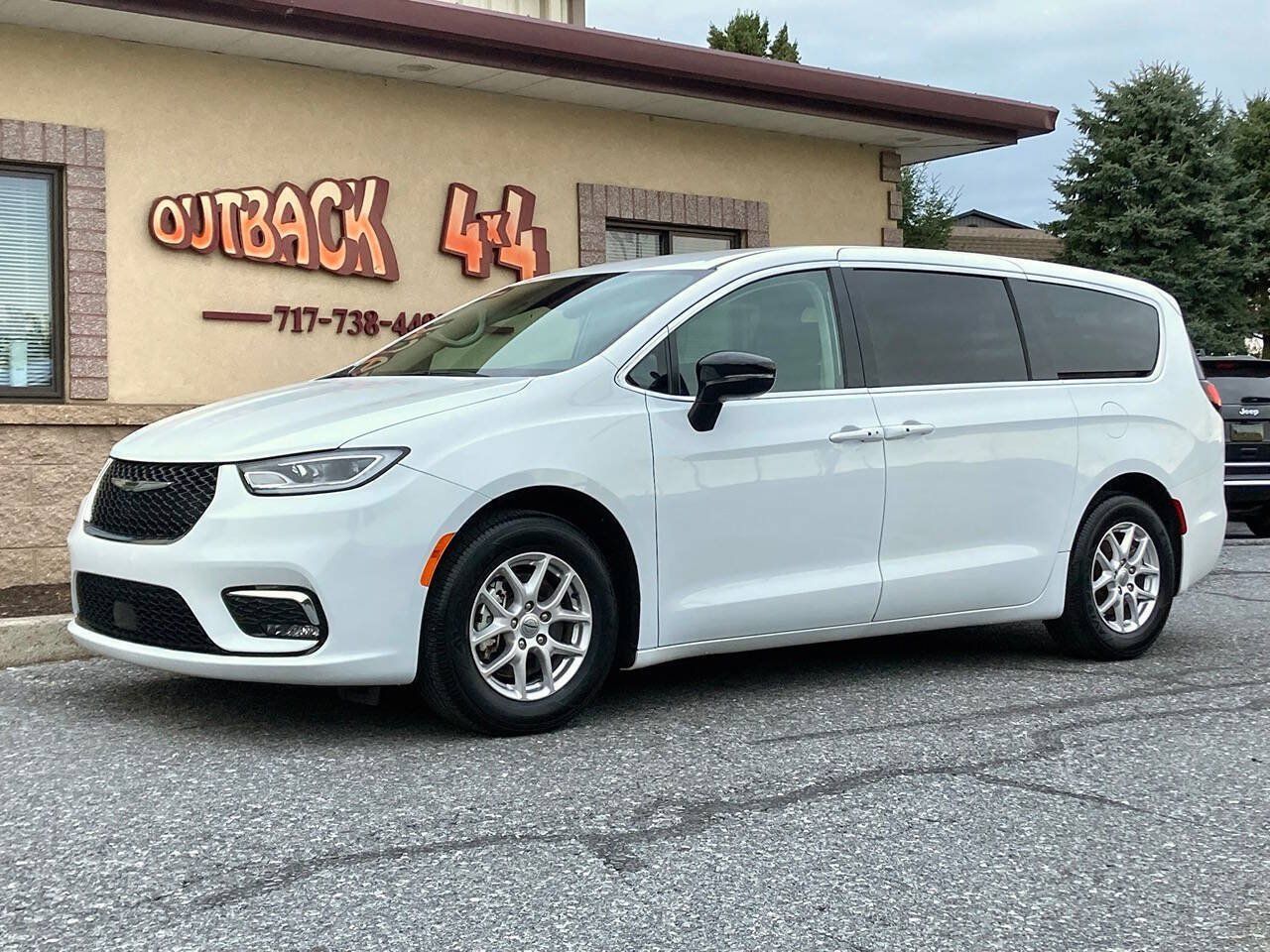 Used 2024 Chrysler Pacifica Touring-L FWD image 3