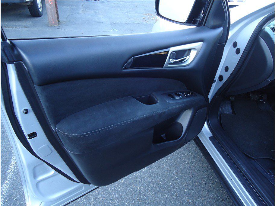 Used 2013 Nissan Pathfinder SV AWD/4WD image 10