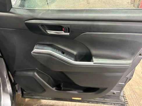 Used 2021 Toyota Highlander XLE AWD/4WD image 20