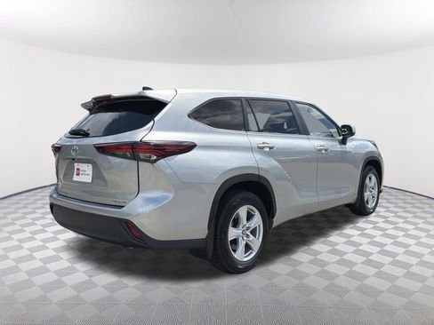 Certified 2024 Toyota Highlander LE AWD/4WD image 16