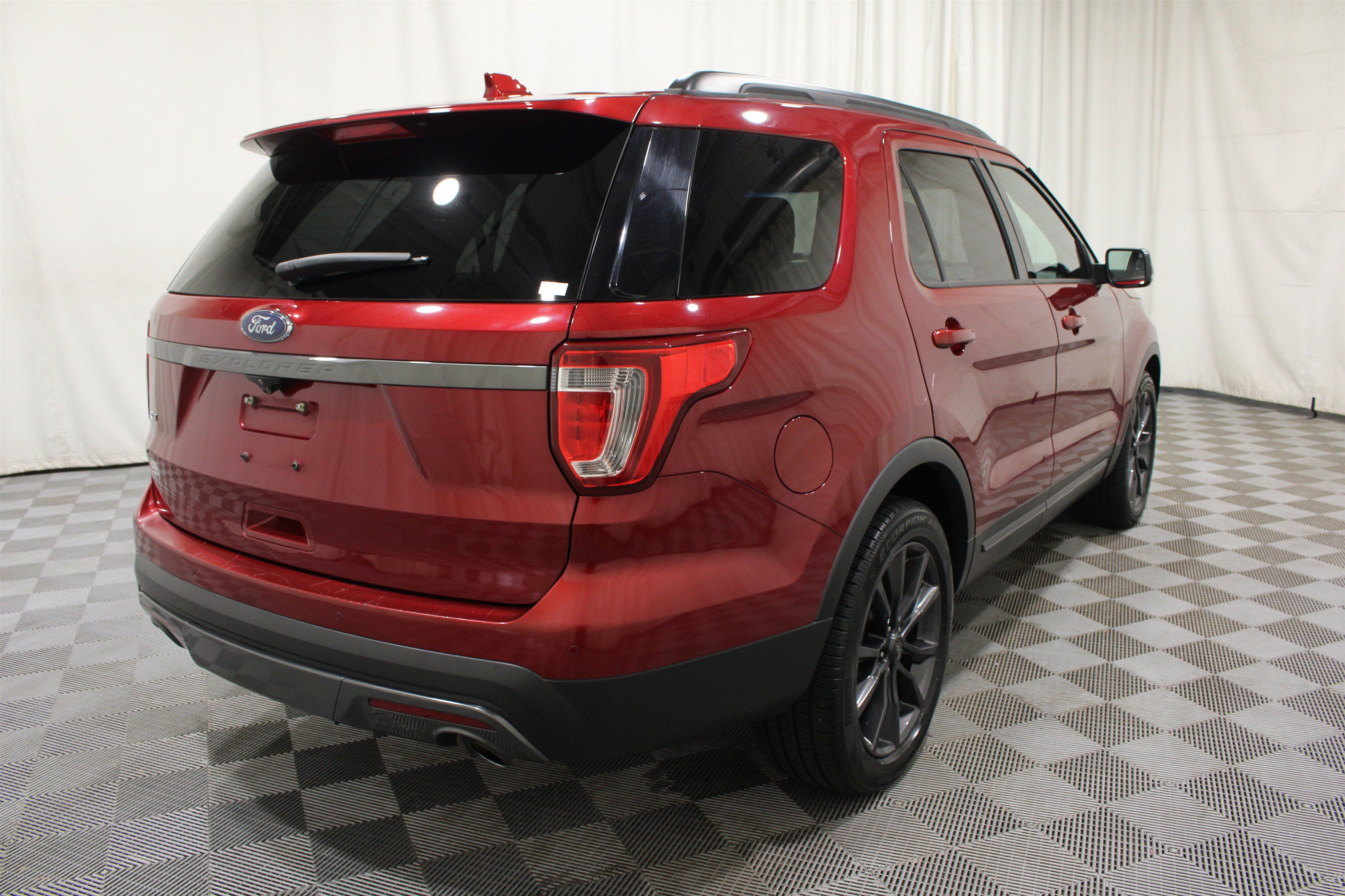 Used 2017 Ford Explorer XLT w/ Equipment Group 202A FWD image 31