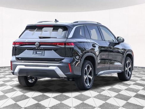Used 2025 Volkswagen Tiguan SE image 11