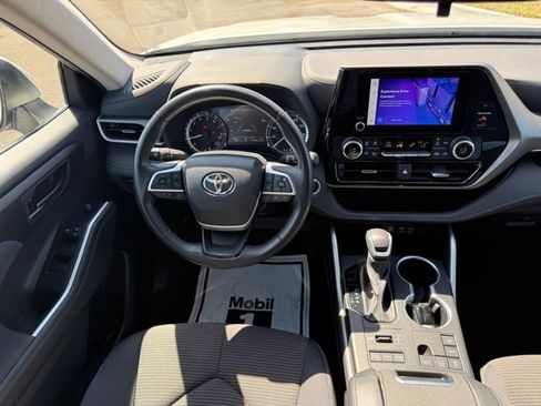 Used 2024 Toyota Highlander LE image 4