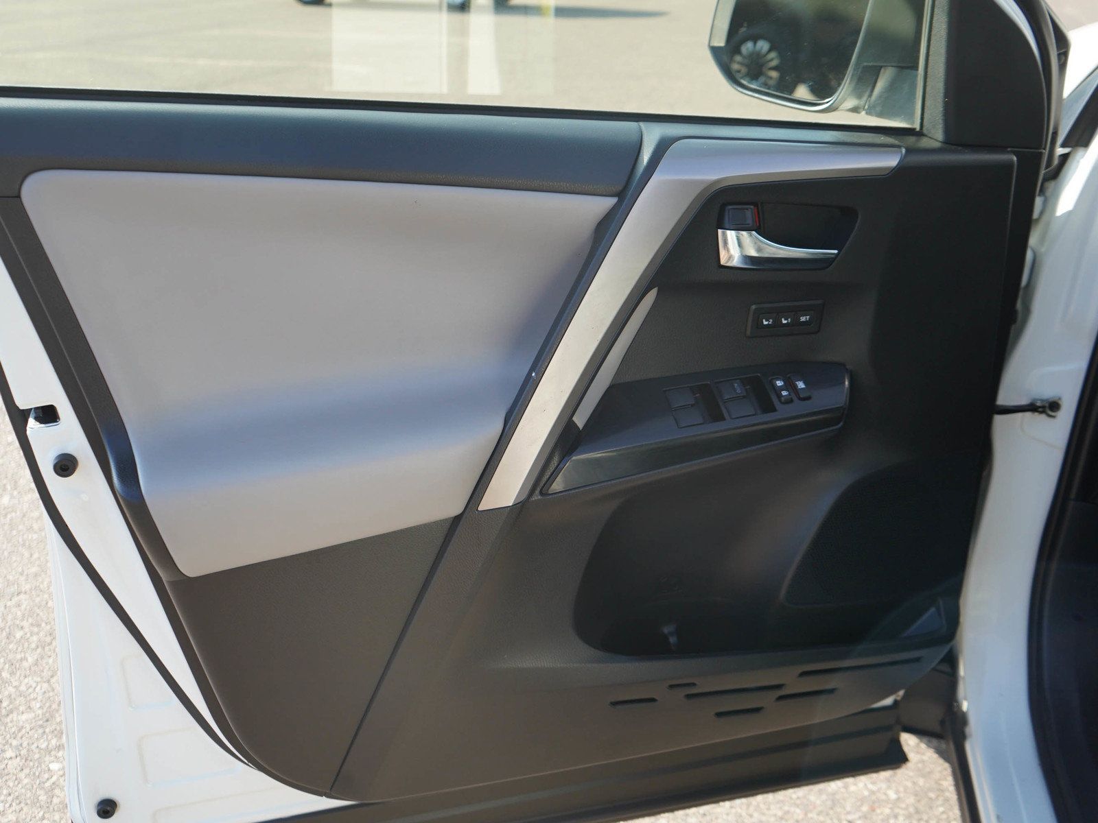 Used 2018 Toyota RAV4 Limited AWD/4WD image 21