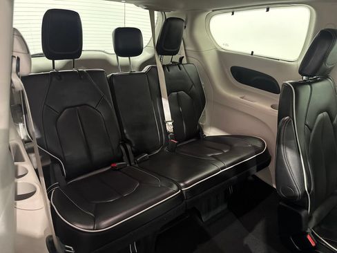 Used 2024 Chrysler Pacifica Limited FWD image 26