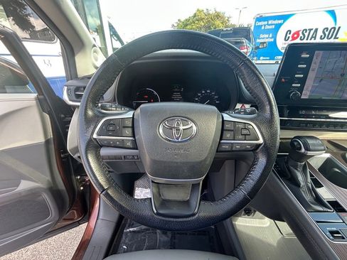 Used 2021 Toyota Sienna XLE image 14