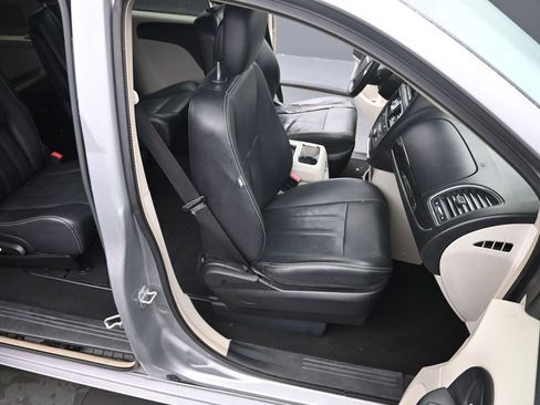 Used 2013 Chrysler Town & Country Touring image 18