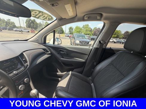 Used 2019 Chevrolet Trax LT w/ LT Convenience Package FWD image 17