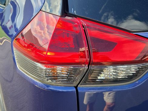 Used 2018 Nissan Rogue SV w/ Premium Package FWD image 12