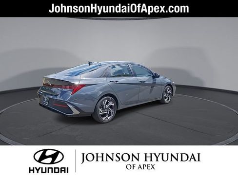 Used 2025 Hyundai Elantra SEL w/ Cargo Package FWD image 9