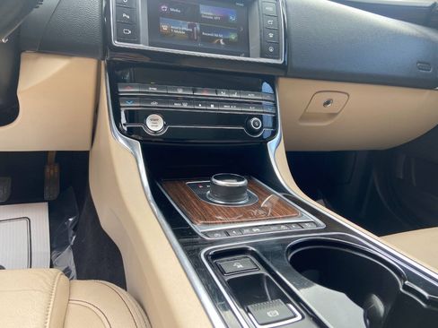 Used 2017 Jaguar XE Prestige RWD image 15