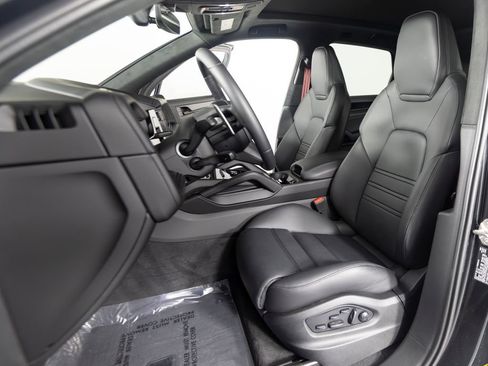 Certified 2025 Porsche Cayenne GTS AWD/4WD image 5