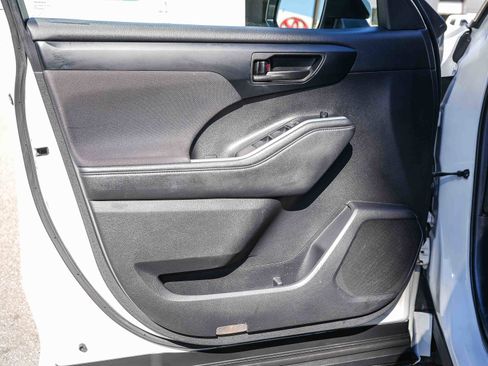 Used 2021 Toyota Highlander LE image 21