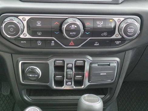 Used 2023 Jeep Gladiator Overland AWD/4WD image 24