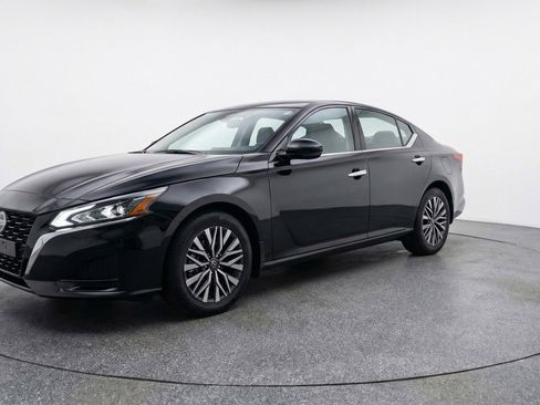 Used 2025 Nissan Altima 2.5 SV image 3