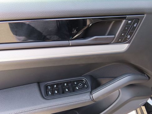 Used 2024 Porsche Cayenne Coupe image 13